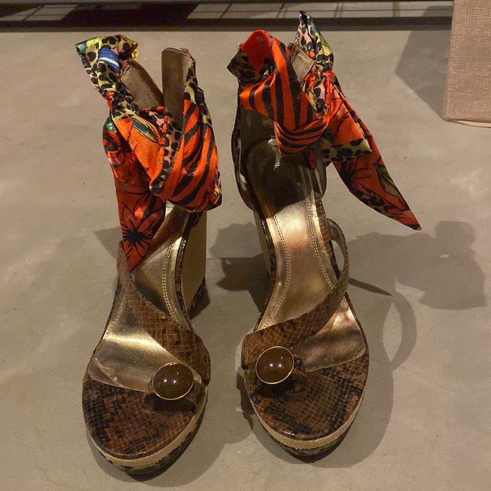 Like new Carlos Falchi print wedges 7.5M